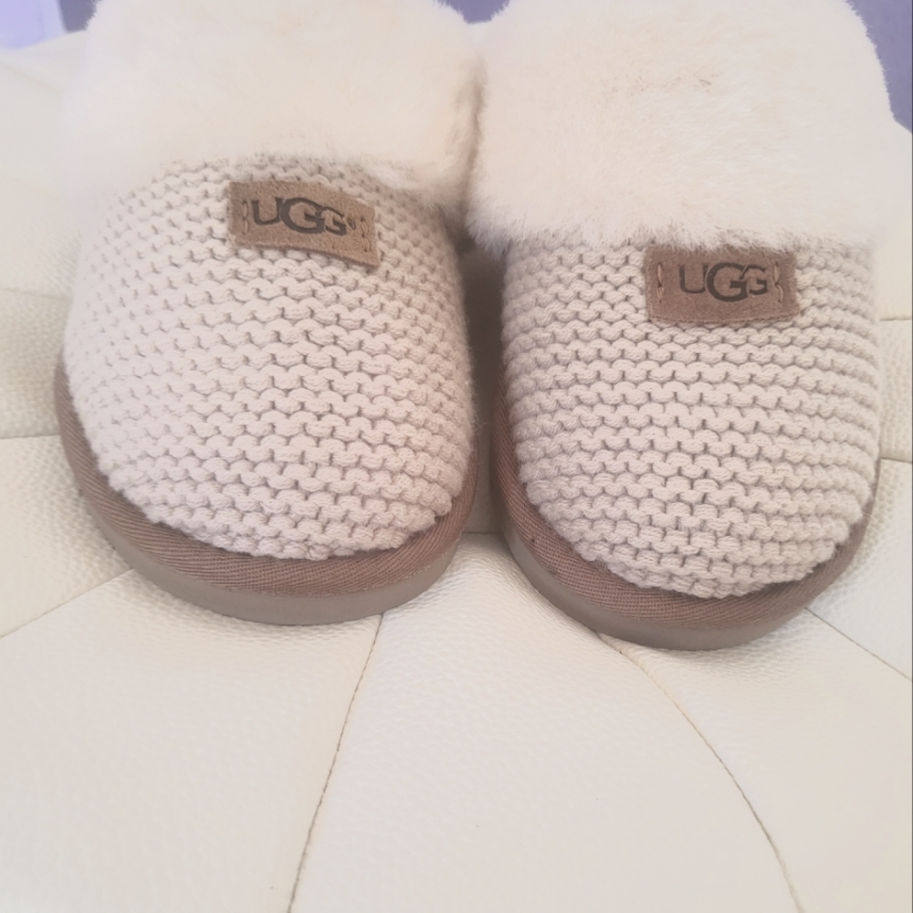 Cozy creme Ugg Slippers sz 7